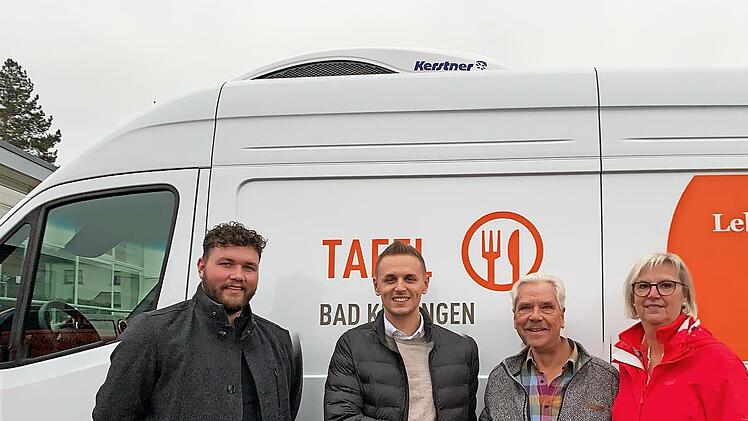 Unser Foto zeigt (von links) Felix Krönert (Emil Frey Mainfranken), Maximilian Reiner (Emil Frey Mainfranken) und Peter Sell (Tafel Bad Kissingen) mit Dagmar Ziegler (Tafel Bad Kissingen).