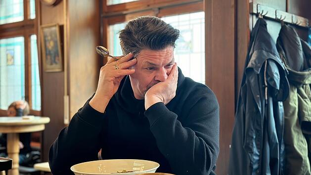 Nachdenklich: Tim M&auml;lzer muss beim VOX-Erfolgsformat "Kitchen Impossible" sparen.