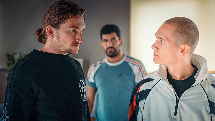 Leon (Tristan Witzel, rechts) hat Probleme mit seiner Impulskontrolle. Simon (Augustin Groz, links) und im Hintergrund Araz (Emre Cakir) wollen auf ihn einwirken.