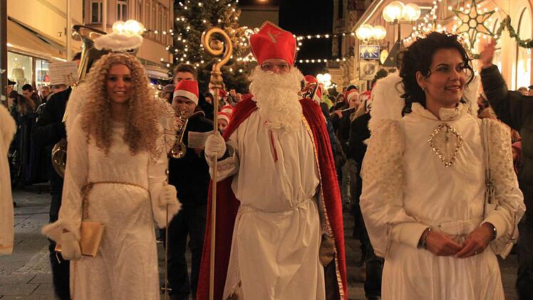 Begleitet von Engeln kam der Nikolaus nach Bad Kissingen.