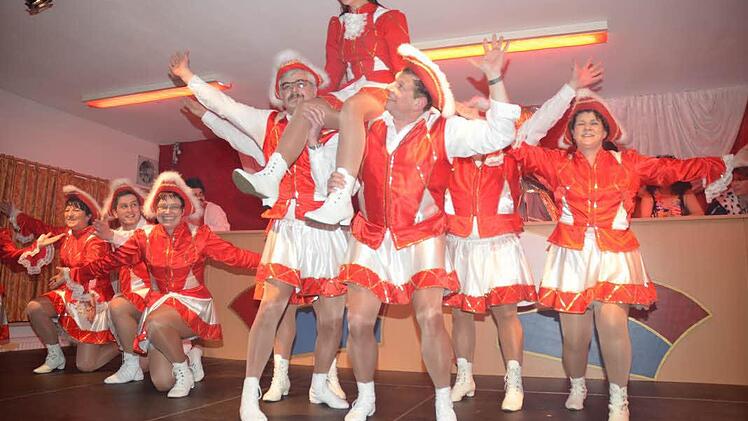Die Kellbicher Blitz-und Funkengarde begeisterte mit Tanz und Temperament.