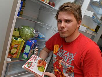 Was könnte er kochen? Christian Ritters erstes Lebensmittelpaket war soßenlos.  Foto: Ronald Rinklef