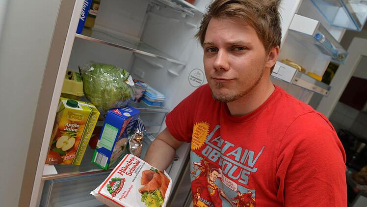 Was könnte er kochen? Christian Ritters erstes Lebensmittelpaket war soßenlos.  Foto: Ronald Rinklef