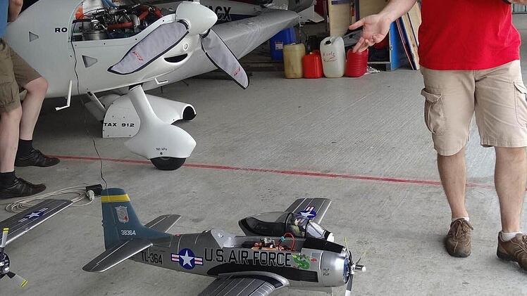 Rainer Stark erklärt die Steuerung seines Flugzeuges. Am liebsten fliegt er Styropor, denn da geht einiges an Geschwindigkeit.