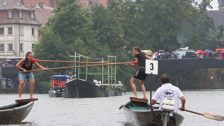 Sophia Krämer (l.) und Elena Wicht duellieren sich.