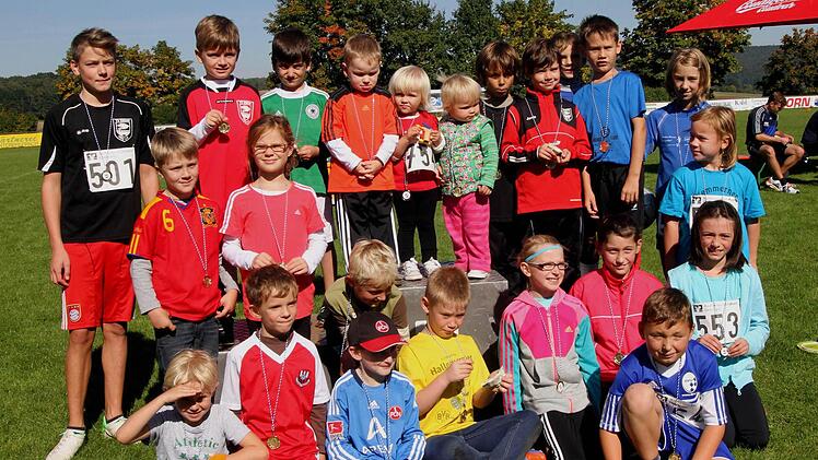 Die Sieger bei den Schülerläufen, dem "Kids-Running". In den verschiedenen Altersklassen kämpften die jungen Sportler bis auf die letzten Meter und Plätze und Sekunden. Attraktive Preise warteten auf die Erstplatzierten.