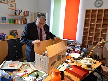 Eberhard Irlinger räumt sein Büro auf. Fotos: Ronald Rinklef