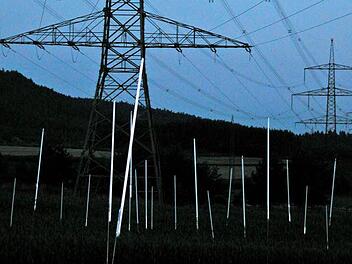 Ohne Verbindung zur Stromleitung leuchten die Neonröhren.  Foto: Klaus Oelzner