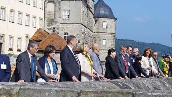 Kooperationspartner der gemeinsamen Marketinginitiative "Fränkische Festungsbaukunst" sowie "Forte Cultura" trafen sich auf der Festung Rosenberg und unterzeichneten eine Absichtserklärung. Foto: Heike Schülein