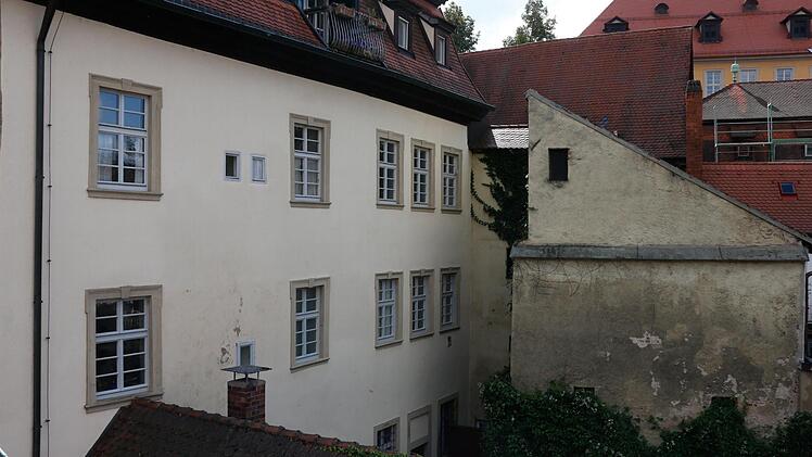 Die "Hofapotheke" (links) bildet mit zwei Wohnhäuser eine Nische, in die der Aufzug gebaut werden darf. Foto: Matthias Hoch