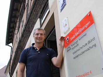 Thomas Lutz, Leiter des Kissinger-Sommer-Büros, nimmt Abschied: Die Abteilung zieht vom Füllbacher Hof (im Bild) neben dem Rathaus mit in das ehemalige Telekom-Gebäude in der Münchner Straße ein. Damit sind sie unter einem Dach mit der Staatsbad GmbH. Fotos: Ralf Ruppert