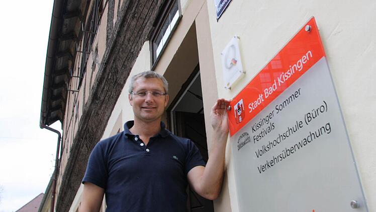 Thomas Lutz, Leiter des Kissinger-Sommer-Büros, nimmt Abschied: Die Abteilung zieht vom Füllbacher Hof (im Bild) neben dem Rathaus mit in das ehemalige Telekom-Gebäude in der Münchner Straße ein. Damit sind sie unter einem Dach mit der Staatsbad GmbH. Fotos: Ralf Ruppert