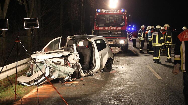 Die Unfallstelle war ausgeleuchtet, damit Polizei und Staatsanwaltschaft den Hergang rekonstruieren konnten. Foto: Stephan Tiroch   