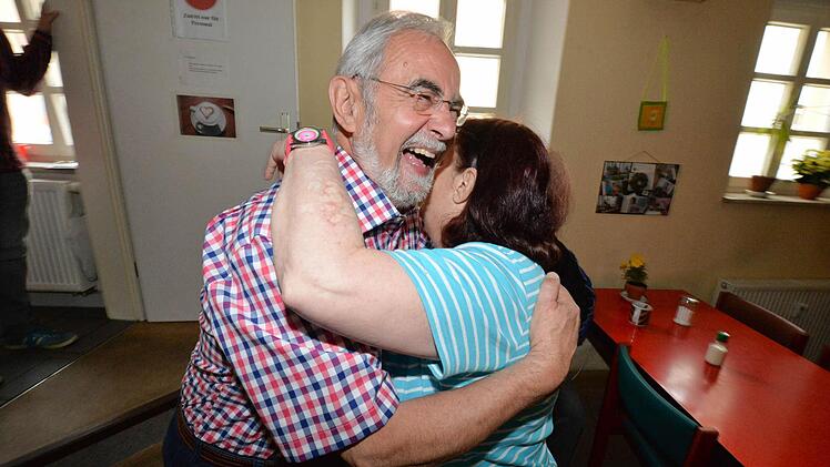 Norbert Engel wird von Stammgast Petra herzlich umarmt. Foto: Ronald Rinklef