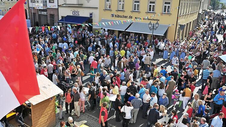 Auf viele Gäste an beiden Tagen des Haßfurter Straßenfestes hofft der Straßenfest-Förderverein auch in diesem Jahr. Unser Archivbild zeigt den Brennpunkt Brücken-/Hauptstraße.  Foto: Ulrike Langer