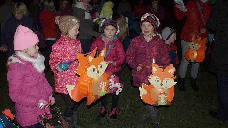 Viele lustige bunte Laternen hatten die Kinder zusammen mit ihren Eltern und den Erzieherinnen gebastelt. Foto: Susanne Deuerling
