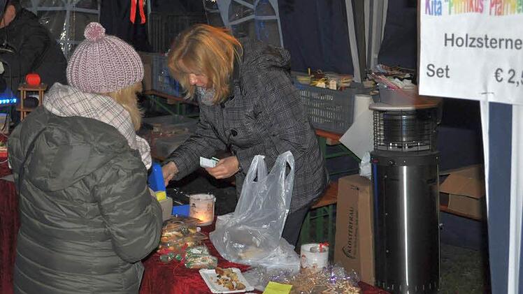 Vereine, Hobbykünstler und Selbstvermarkter boten ihre Waren feil, wie hier Sonja Appel von der Kindertagesstätte Pfarrweisach.