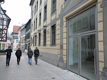 Ungewohnter Eindruck in der Dominikanerstaße: Der ganz in Glas gestaltete Haupteingang zur neuen Aula der Universität kurz vor dem Schlenkerla kommt bei vielen Bambergern nicht gut an.  Foto: Ronald Rinklefv