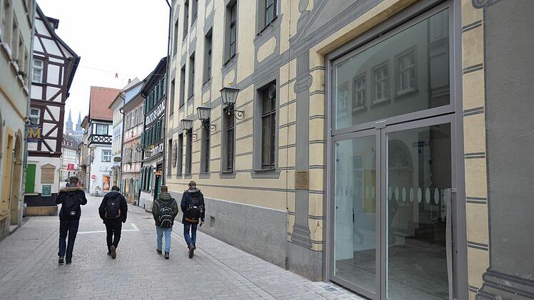 Ungewohnter Eindruck in der Dominikanerstaße: Der ganz in Glas gestaltete Haupteingang zur neuen Aula der Universität kurz vor dem Schlenkerla kommt bei vielen Bambergern nicht gut an.  Foto: Ronald Rinklefv