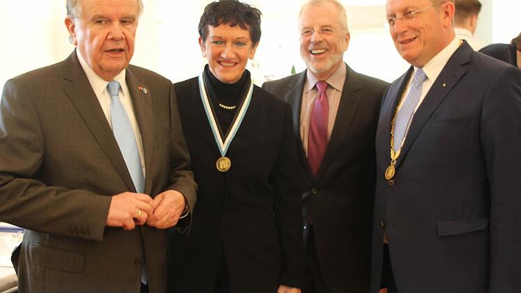 Gruppenbild mit Ehrenbürger - von links: Hans-Albert Ruckdeschel, Inge Aures, ihr Mann Hans-Hermann Drenske und OB Henry Schramm. Foto: Stephan Tiroch