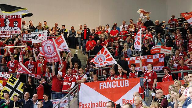 Eine imposante Fankulisse feuerte das Bamberger Team in Ludwigsburg an. Am Ende wurden die Freaks mit einem weiteren deutlichen Sieg belohnt. Foto: Daniel L&ouml;b