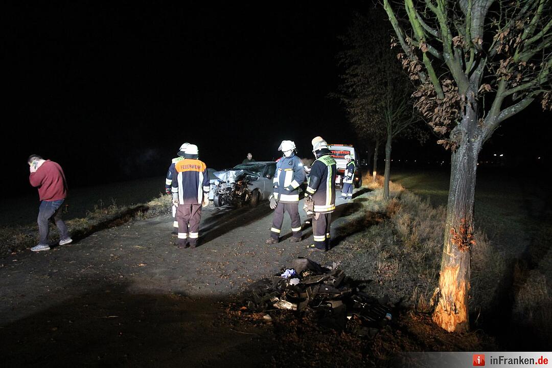 Auto prallt bei Haig gegen Baum: Vater und zwölfjähriger Sohn schwer verletzt