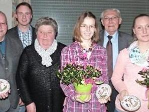 Die schönsten Einzelanwesen wurden prämiert. Im Bild (von links) Simone Hollweg, die Stadträte Lothar Seyfferth und Thorsten Grampp, die bisherige Vorsitzende Gabriele Hahn, ihre Nachfolgerin Christina Ostbomk, Stadtrat Horst Zahr, Kathrin Burmann und Kreisvorsitzender Günter Reif. Fotos: Werner Reißaus