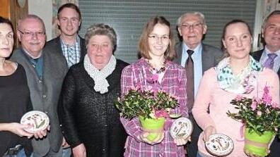 Die schönsten Einzelanwesen wurden prämiert. Im Bild (von links) Simone Hollweg, die Stadträte Lothar Seyfferth und Thorsten Grampp, die bisherige Vorsitzende Gabriele Hahn, ihre Nachfolgerin Christina Ostbomk, Stadtrat Horst Zahr, Kathrin Burmann und Kreisvorsitzender Günter Reif. Fotos: Werner Reißaus