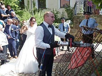 Mit Bolzenschneider und Rettungsschere musste der Bräutigam ein Herz hinter einem Baustahlgeflecht "befreien". Foto: Klaus-Peter Wulf