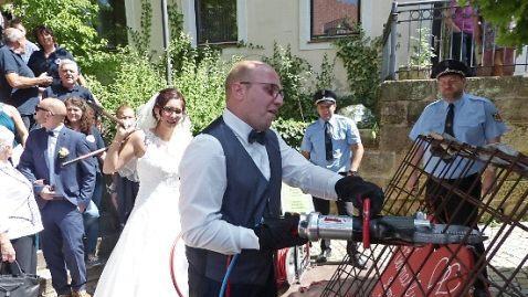 Mit Bolzenschneider und Rettungsschere musste der Bräutigam ein Herz hinter einem Baustahlgeflecht "befreien". Foto: Klaus-Peter Wulf