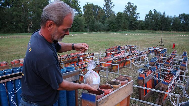 Feuerwerker Urs Lange bereitet einen Sprengsatz vor.  Fotos: Ralf Ruppert