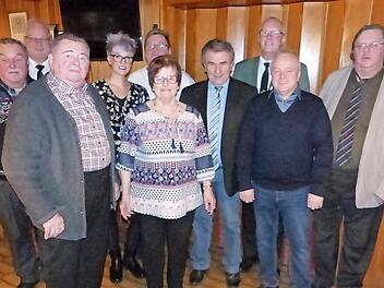 Jubilar Hans Deler (Dritter von links) mit (von links) Willibald Gareiß, Stefan Sigmund, Enkeltochter Sabrina, Werner Dehler, Ehefrau Rita , Bürgermeister Siegfried Beyer, Frank Wunner, Michael Krügel und Richard Ultsch Foto: Klaus-Peter Wulf