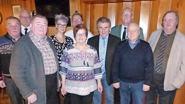 Jubilar Hans Deler (Dritter von links) mit (von links) Willibald Gareiß, Stefan Sigmund, Enkeltochter Sabrina, Werner Dehler, Ehefrau Rita , Bürgermeister Siegfried Beyer, Frank Wunner, Michael Krügel und Richard Ultsch Foto: Klaus-Peter Wulf