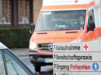 Die Rettung im Notfall ist zur Stelle, auch was die Defizite der Haßberg-Kliniken (hier am haus Haßfurt) anbelangt. Foto: Eckehard Kiesewetter