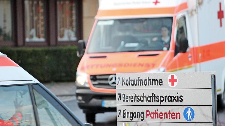 Die Rettung im Notfall ist zur Stelle, auch was die Defizite der Haßberg-Kliniken (hier am haus Haßfurt) anbelangt. Foto: Eckehard Kiesewetter