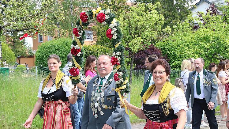 Der Schützenverein Rannungen gratulierte der Feuerwehr und marschierte beim  Umzug mit. Foto: Dieter Britz