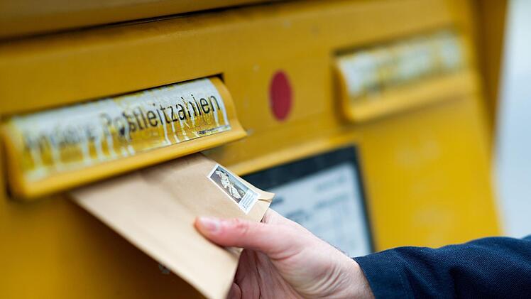Handschriftliche Briefe sind ein Kommunikationsweg, der nach und  nach verschwindet. Und doch haben sie einen besonderen Charme in einer Zeit, in der schnelle elektronische Post und Kurznachrichten-Dienste dominieren. Symbolfoto: Monika Skolimowska/ZB/dpa