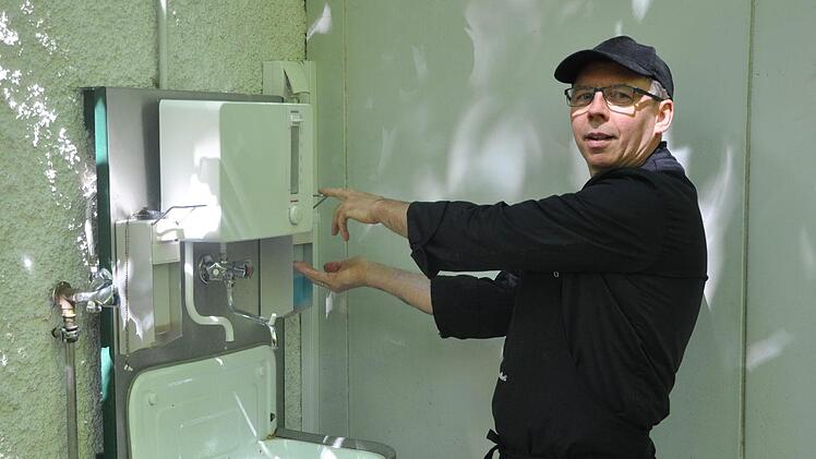 Kellerwirt Bruno Alberti hat den Hygienespender um Desinfektionsmittel erweitert. Foto: Leo Hühnlein