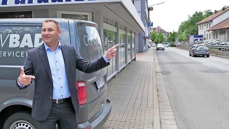 Jürgen Baumgärtner zeigt das erworbene Areal - inklusive Güterbahnhof. Foto: Sandra Hackenberg