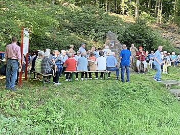 Am Markstein bei Schlimpfhof machten die Seniorinnen und Senioren eine Rast.