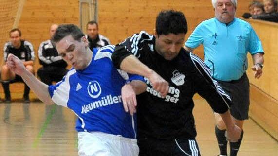 Der Schiedsrichter Albin Bauer (hinten) hat trotz zunehmender Aggression auf manchen Plätzen seine Freude am Fußball nicht verloren.  Foto: Archiv