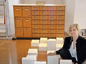 Die Schnittstelle zwischen der digitalen und der analogen Welt ist er alte Schrank , in dem die alten Schwarz-weiß-Negative des Fränkischen Tags in Forchheim aufbewahrt wurden, bis die Mitarbeiter ihre Filme wieder abholten. Miriam Wuttke stellt sein Volumen in Gips dar. Foto: sl