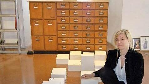Die Schnittstelle zwischen der digitalen und der analogen Welt ist er alte Schrank , in dem die alten Schwarz-weiß-Negative des Fränkischen Tags in Forchheim aufbewahrt wurden, bis die Mitarbeiter ihre Filme wieder abholten. Miriam Wuttke stellt sein Volumen in Gips dar. Foto: sl