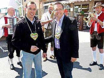 Mirko Baruffini (links), der Vizebürgermeister von Uggiate Trevano, wird sich beim Dorffest am nächsten Wochenende ins Goldene Buch der Gemeinde Adelsdorf eintragen. Rechts im Bild Adelsdorfs Bürgermeister Karsten Fischkal  Foto: p