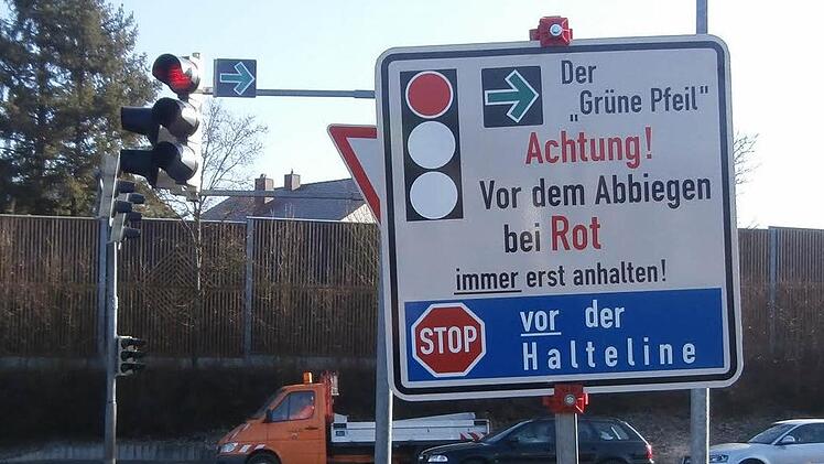 Bevor die zweite Ampel installiert wurde, wies zeitweise ein Schild auf das richtige Verhalten bei dem Grünpfeil-Schild hin. Foto: privat