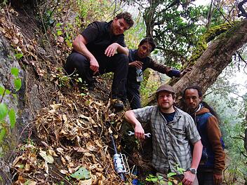 Lecks der Wasserleitung haben die Studenten Johannes Bechstein (unten vorne) und Ralf Brünkmann (oben links) in Nepal gestopft. Das Foto zeigt sie mit ihren einheimischen Begleitern.  Fotos: privat