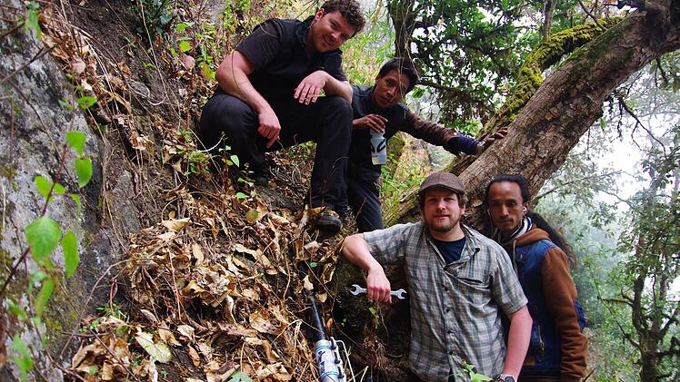 Lecks der Wasserleitung haben die Studenten Johannes Bechstein (unten vorne) und Ralf Brünkmann (oben links) in Nepal gestopft. Das Foto zeigt sie mit ihren einheimischen Begleitern.  Fotos: privat