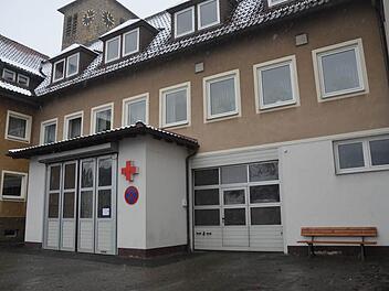 Die BRK-Rettungswache in Pressig am Rathaus soll umgebaut und in den Räumlichkeiten erweitert werden. Die Gemeinderäte wollen vorher wissen, ob der Standort Pressig langfristig gesichert ist.  Foto: K.-H. Hofmann