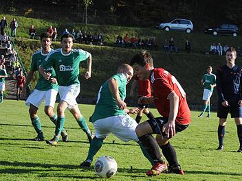 Clever gelöst: Die Finte von Fuchsstadts Simon Bolz (rechts) gegen den Riedenberger Daniel Dorn ist geglückt. Foto: Hopf