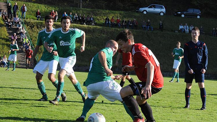 Clever gelöst: Die Finte von Fuchsstadts Simon Bolz (rechts) gegen den Riedenberger Daniel Dorn ist geglückt. Foto: Hopf